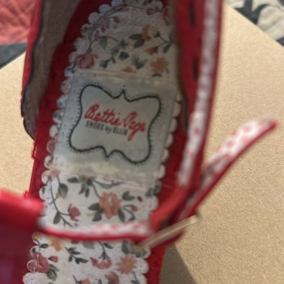 Bettie Page- RED Shoes by ELLIE size 9 - Picture 2 of 5